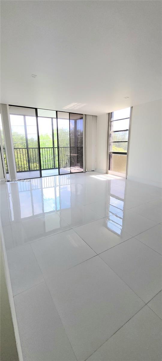 Building Photo - 2500 NE 135th St