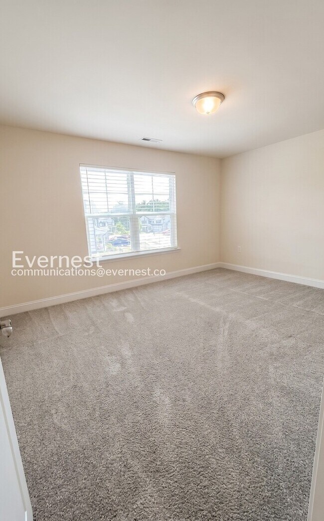 Building Photo - 5 Bed/3 Bath Home with Garage / Pet-Friendly / Available Now!