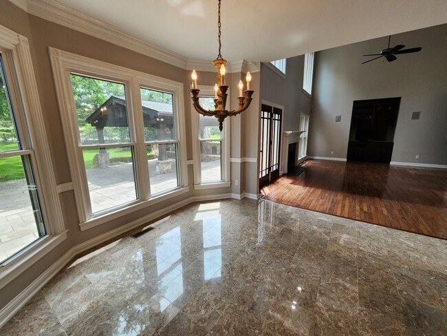 Building Photo - Gorgeous 4/3.5 with amazing back patio!
