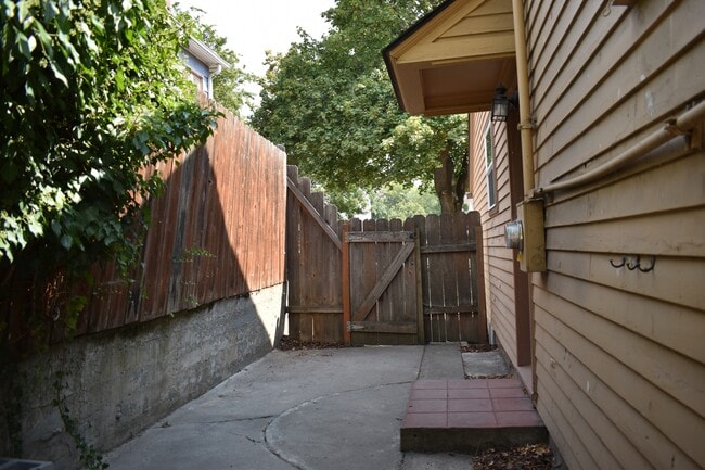 Building Photo - 229 Cherry St