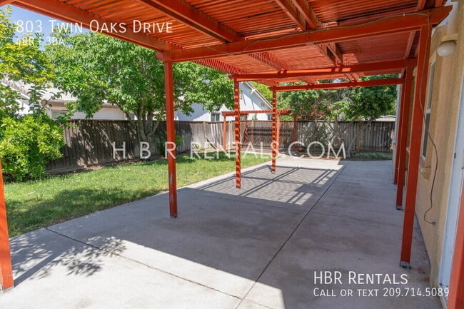 Building Photo - 803 Twin Oaks Dr