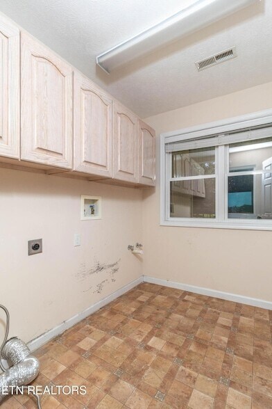 Building Photo - 2084 Allenridge Dr