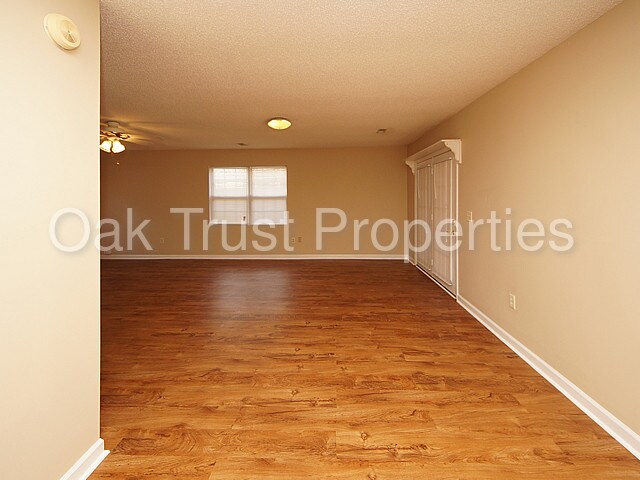 Building Photo - 733 Fort Johnson Rd