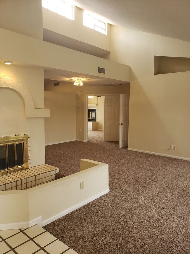 Building Photo - 837 N Oak Ct