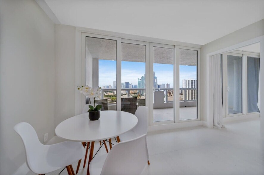 Building Photo - 1717 N Bayshore Dr