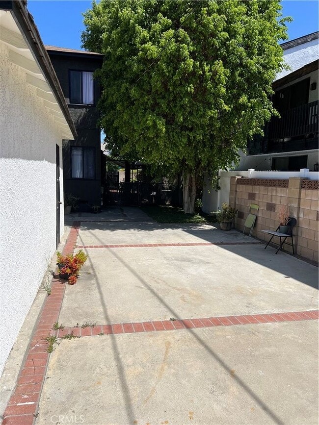 Building Photo - 12660 Oxnard St