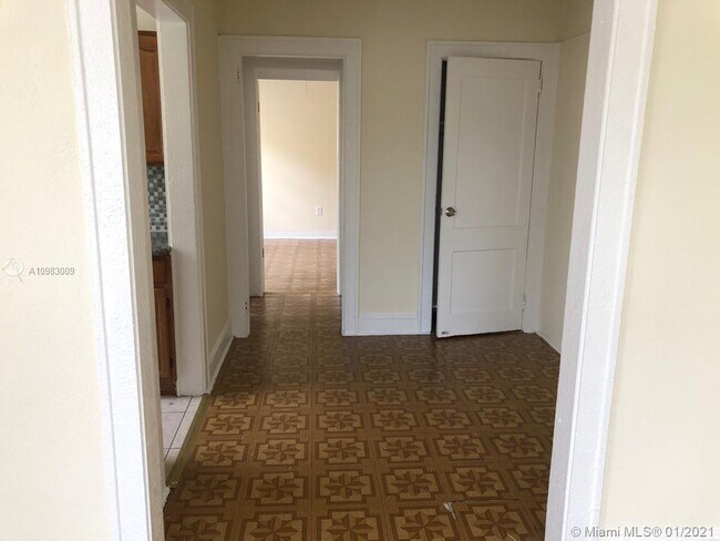 Building Photo - 529 SW 7th Ct