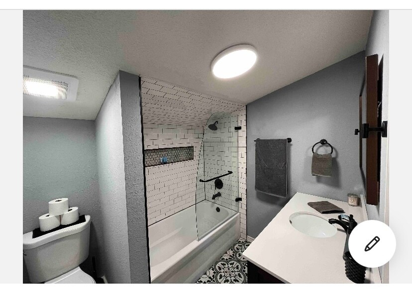 Building Photo - 1226 Tecumseh St