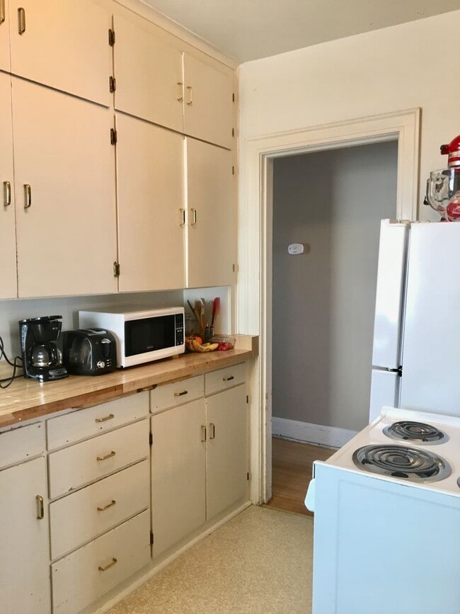 Building Photo - 908 E 4th St