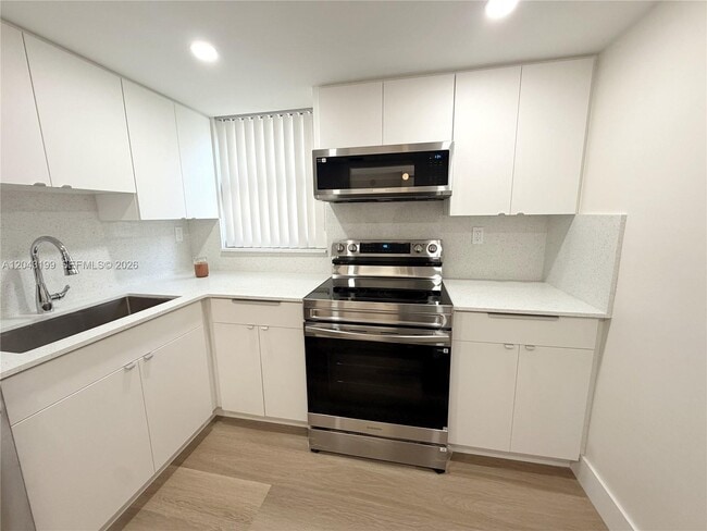 Building Photo - 2625 Collins Ave