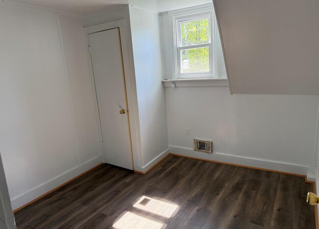 Building Photo - 27 Dekay Rd