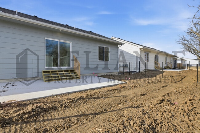 Building Photo - 5240 N Pinecrest Ct