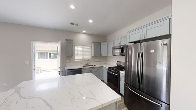 Building Photo - 4BD/2BA, POOL!!