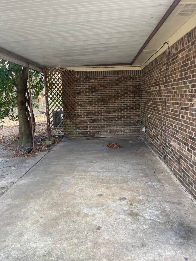 Great backyard with covered porch! - 106 Henry St