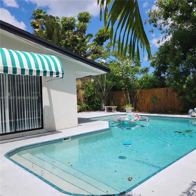 Building Photo - 1940 NE 31st Ct