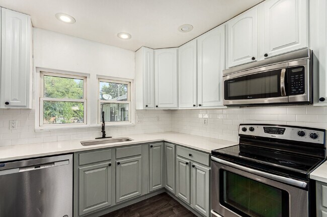 Building Photo - Lovely three bed / one bath home for rent