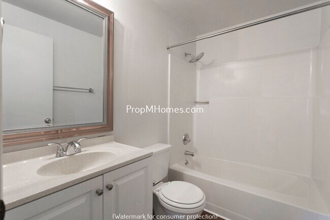 Building Photo - Quaint Ranch Style Home with Fenced Yard!