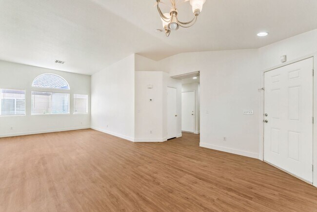 Building Photo - Charming Single-Story Living with Spacious Comfort!