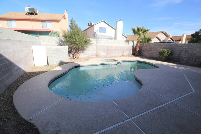 Building Photo - Gorgeous 3Bed/2.5Bath/Pool/Spa, 2-Story Home located in the NW part of the valley