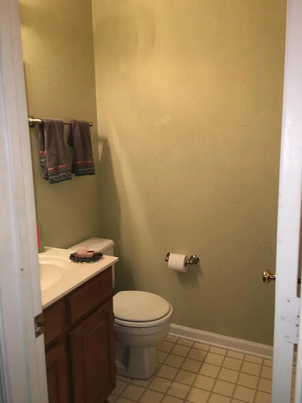 Guest Bathroom - 2683 Broad Oaks Pl