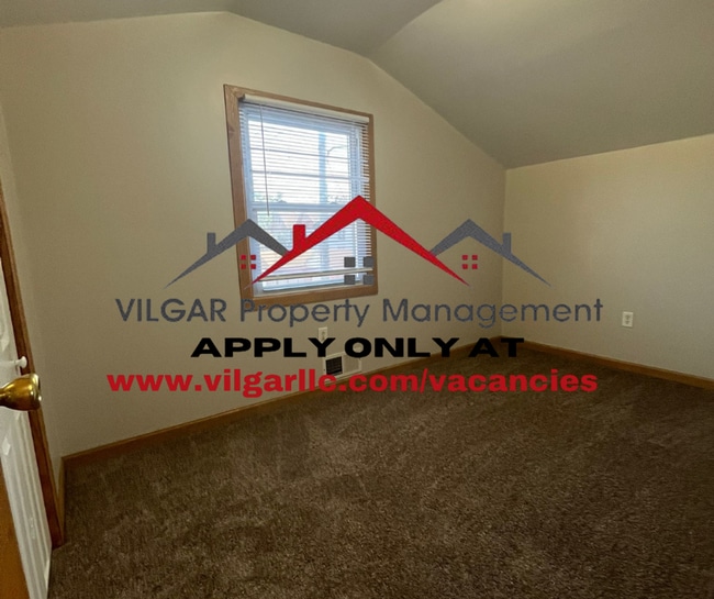 Building Photo - Step into comfort and style in this beauti...