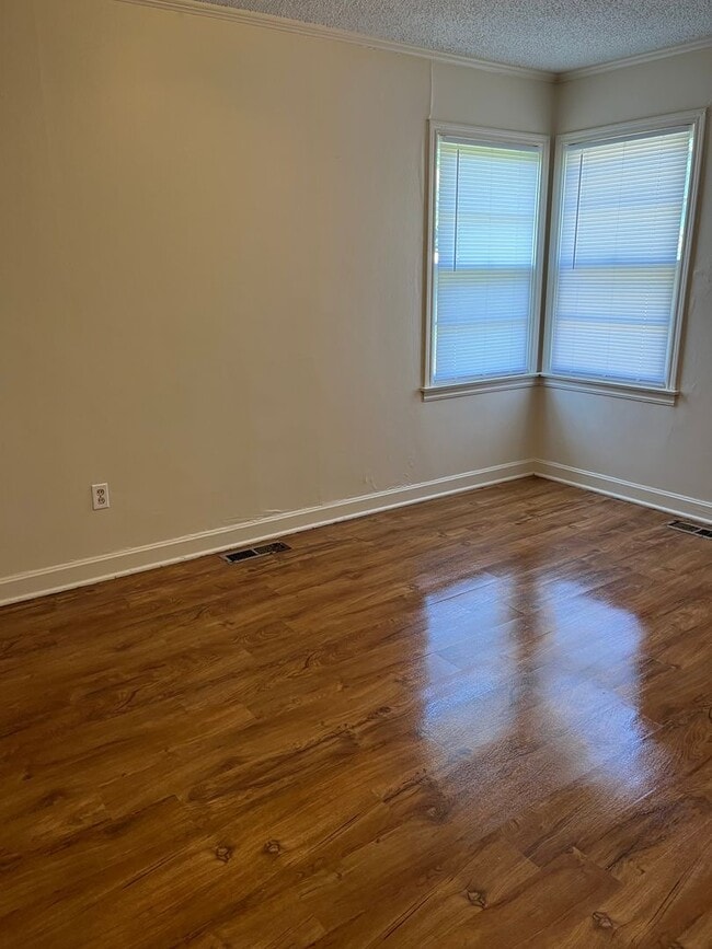 Building Photo - Two Bedroom/One Bath Home