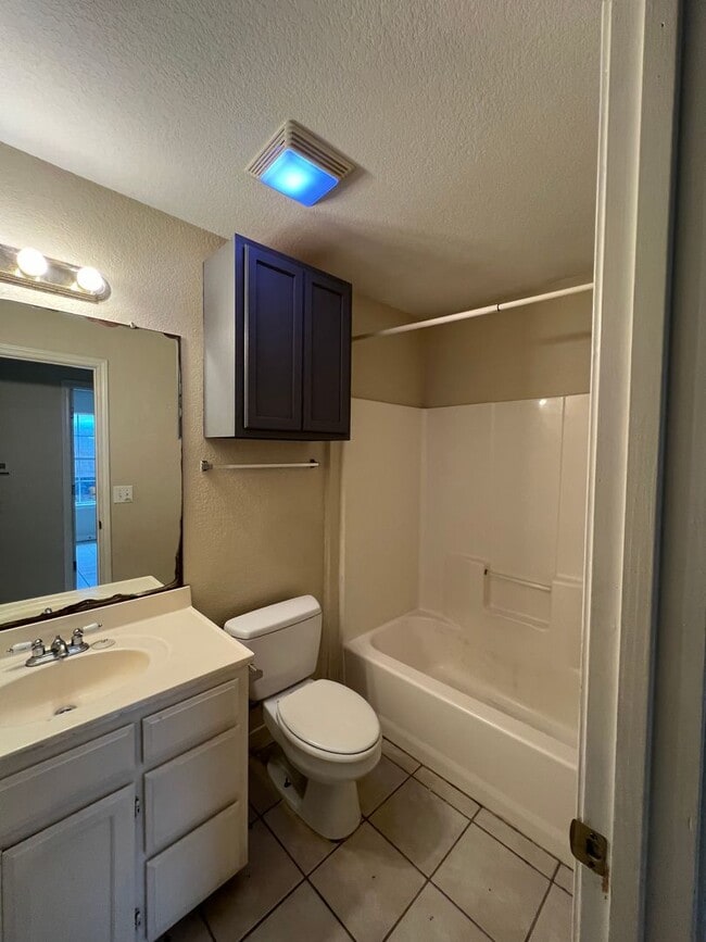 Building Photo - Lacy Lakeview