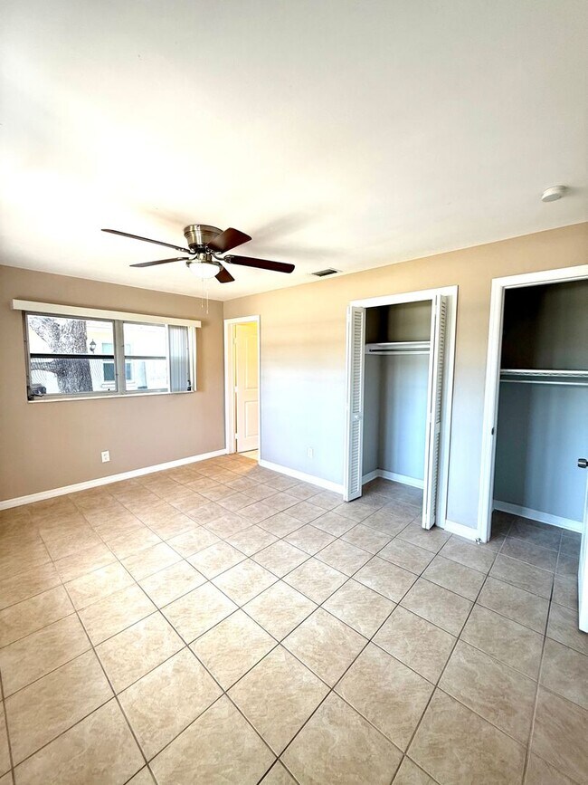 Building Photo - 2 bed 2 bath off Cape Parkway