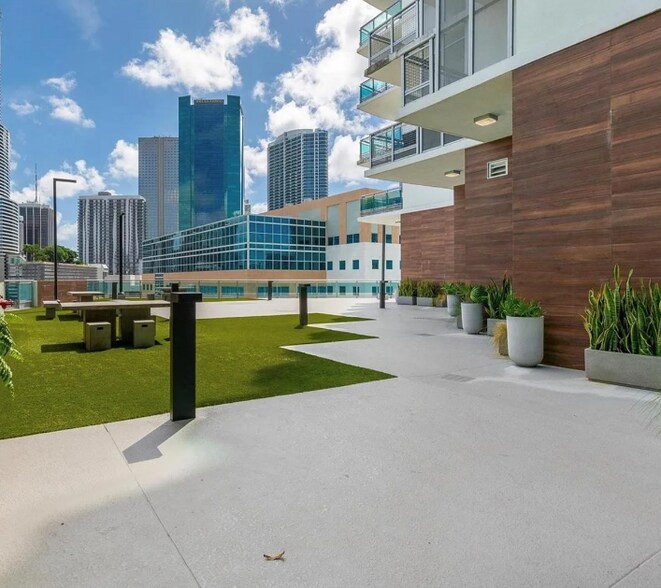 Building Photo - 350 S Miami Ave