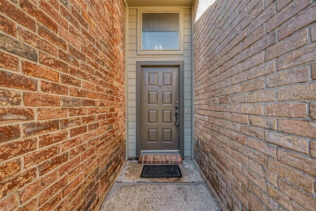 Building Photo - 9393 Westwood Village Dr