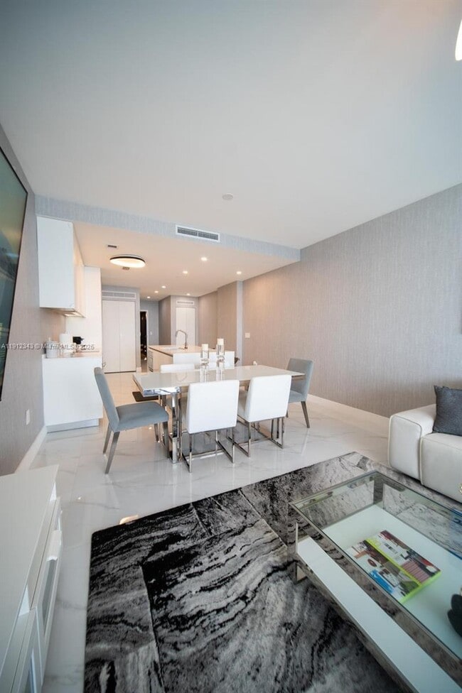 Building Photo - 700 NE 24th St