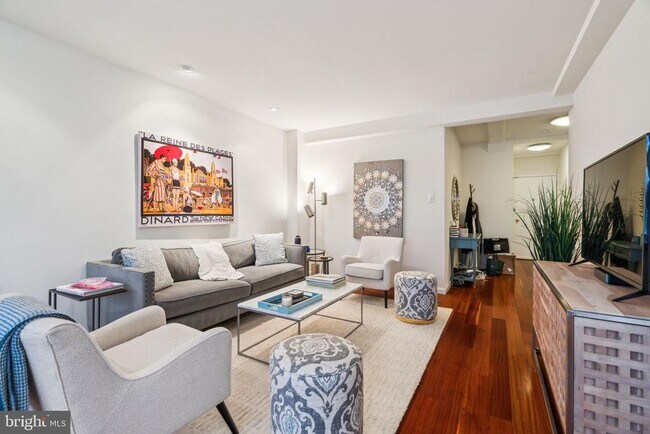 Building Photo - 220 W Rittenhouse Square