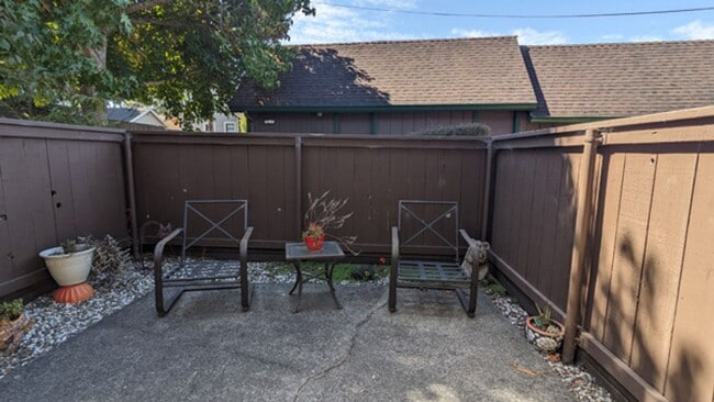 Building Photo - Quiet Peaceful Furnished 3/1.5 Condo, Move...