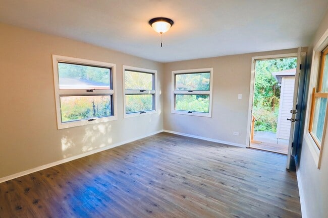 Building Photo - 423 Lawrence Ave