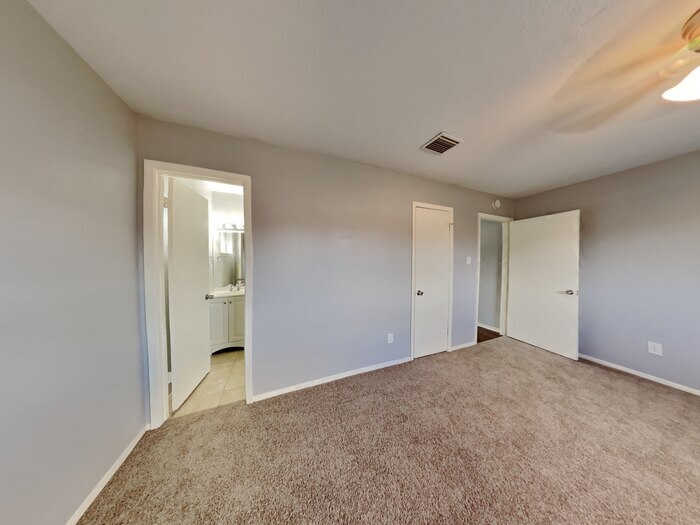 Building Photo - 722 E Brown Ln