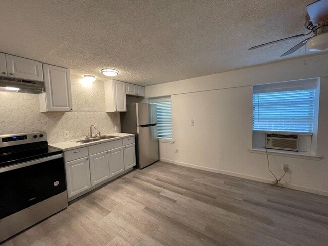 Building Photo - 1 bed downstairs unit with courtyard, laundry access,brand new appliances, paint and flooring, in...