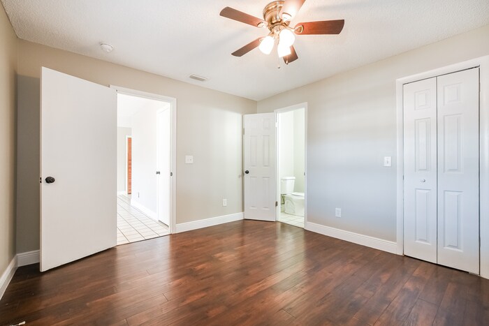 Building Photo - 1025 Ireland Dr
