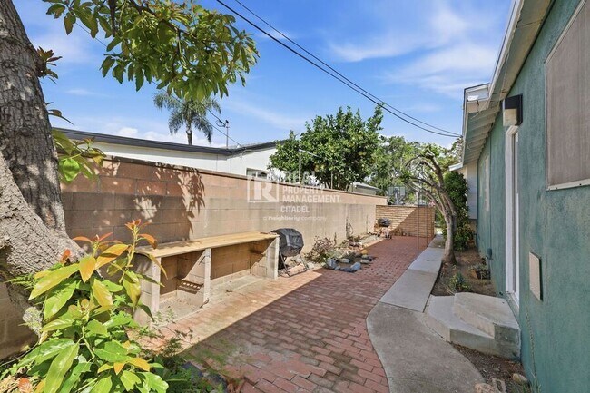 Building Photo - 726 primrose-