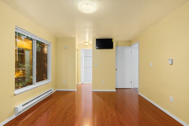 Building Photo - Cozy Redmond 2 Bedroom 2 Bath Condo