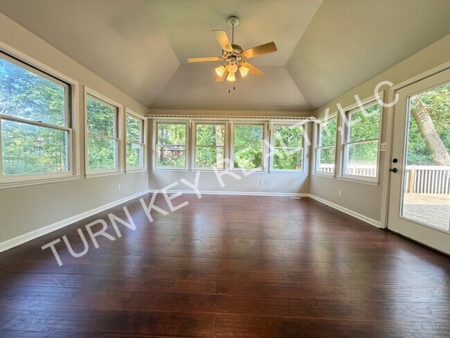 Building Photo - 2221 Diane Dr