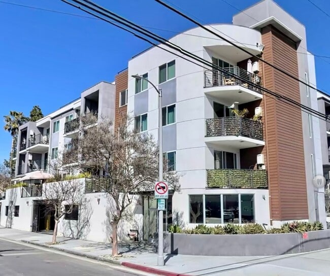 Building Photo - 12147 Magnolia Blvd