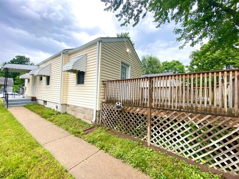 Building Photo - 1608 Meadow Ave