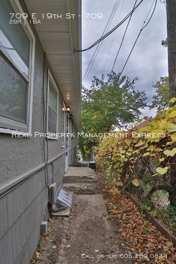 Building Photo - 709 E 19th St