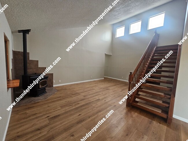 Building Photo - Great 3 bedroom with an office