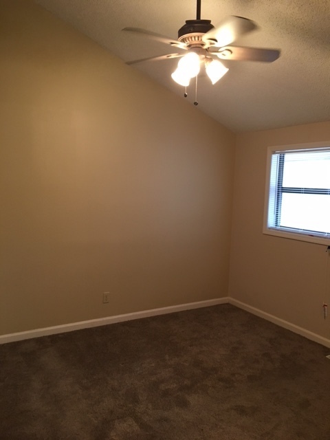 Building Photo - 2 bedroom 2 bath Townhome!