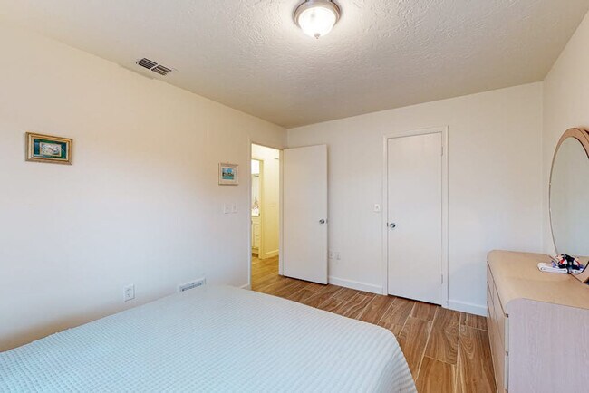 Building Photo - 5887 Whistlewood Cir