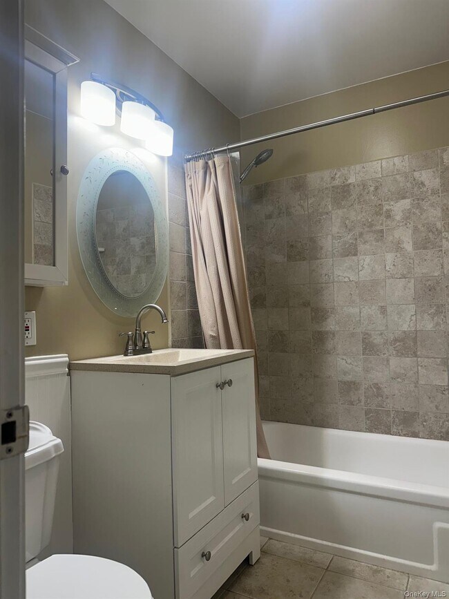 Building Photo - 10 Skyline Dr