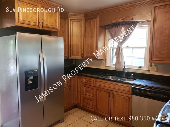 Building Photo - 814 Pineborough Rd