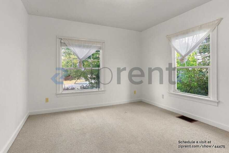 Building Photo - 5536 27th Ave NE