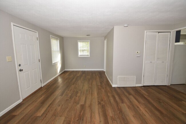 Building Photo - Mishawaka South-side 3 bedroom with a fenc...